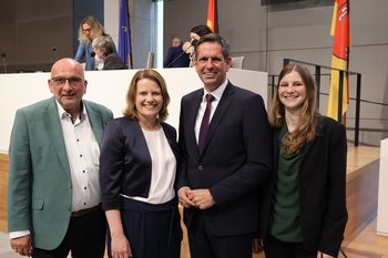 Der neu gewählte Ministerpräsident Olaf Lies mit den Grünen-Fraktionsvorsitzenden Detlev Schulz-Hendel und Anne Kura und der stellv. Ministerpräsidenten Julia Willie Hamburg