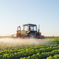 Bild von einem Traktor auf einem Feld
