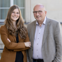 Bild der Fraktionsvorsitzenden Anne Kura und Detlev Schulz-Hendel, lächelnd vor dem Landtag