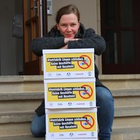 Foto von Britta Kellermann vor dem Umweltministerium